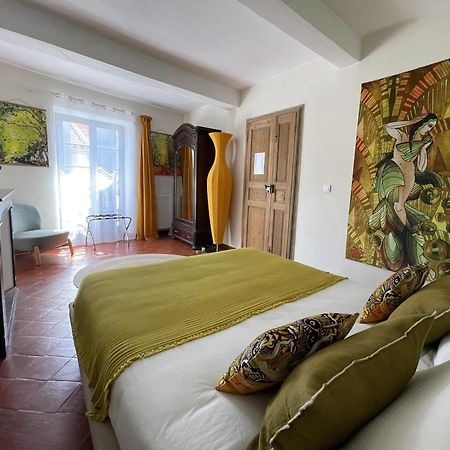 L'oiseau Bleu suite MERLE BLEU Roubia Extérieur photo