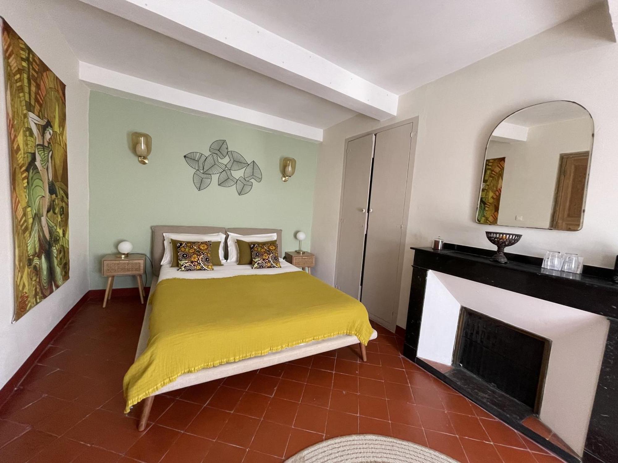 L'oiseau Bleu suite MERLE BLEU Roubia Extérieur photo